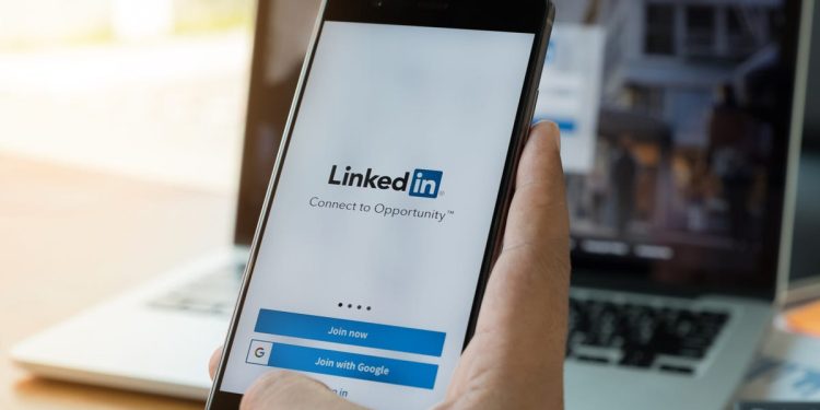 microsoft:-hackers-go-headhunting-on-linkedin,-use-whatsapp-to-deliver-malware-|-zdnet