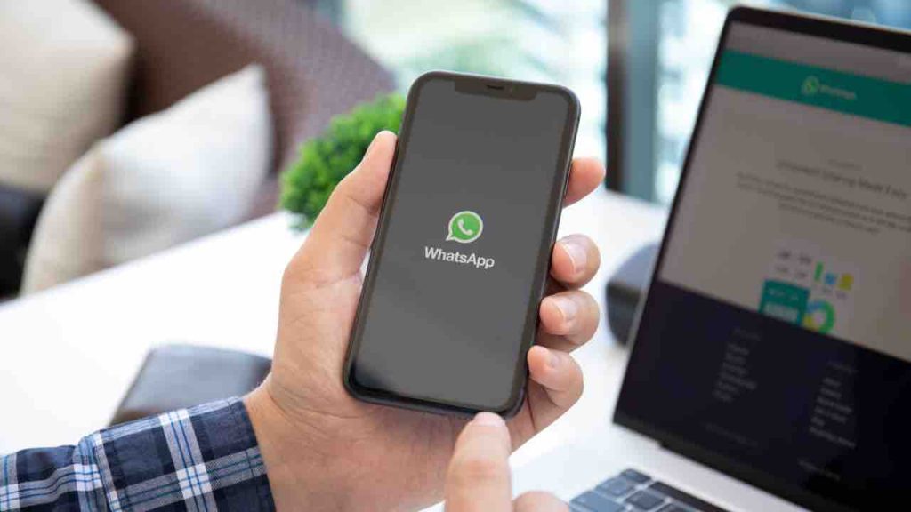 whatsapp:-svelato-il-bug-che-mette-a-rischio-i-vostri-dati,-dovete-aggiornare-subito