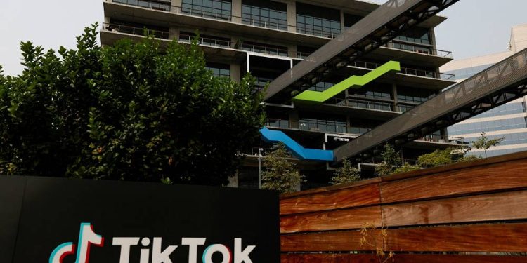 russian-court-fines-tiktok-for-not-deleting-lgbt-material,-twitch-over-ukraine-content