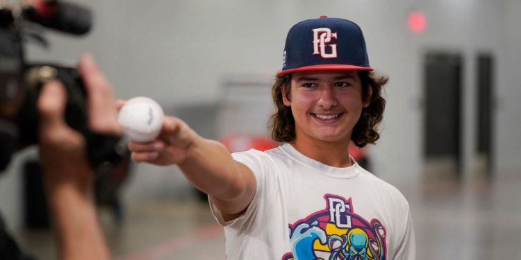 teen-from-hurricane-hit-florida-catches-hr,-meets-yankees-–-spectrum-news