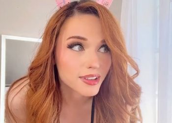 amouranth-has-perfect-response-after-being-told-she-might-have-to-get-a-'real-job'