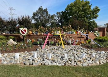 at-vigils,-online,-community-rallies-to-support-families-of-raleigh-mass-shooting-victims-–-wral