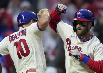mlb-twitter-in-awe-of-bryce-harper's-clutch-hr-as-phillies-advance-to-world-series