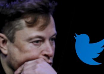 elon-musk-lugs-sink-into-twitter-hq-as-$44-billion-deal-deadline-looms-–-cbs-news