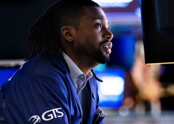 nasdaq-futures-fall-after-weak-amazon-guidance-adds-pressure-to-tech-rout-–-cnbc