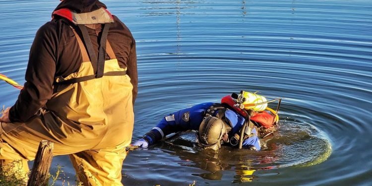 police-say-a-man-in-oklahoma-jumped-into-a-pond-while-running-from-officers-and-drowned