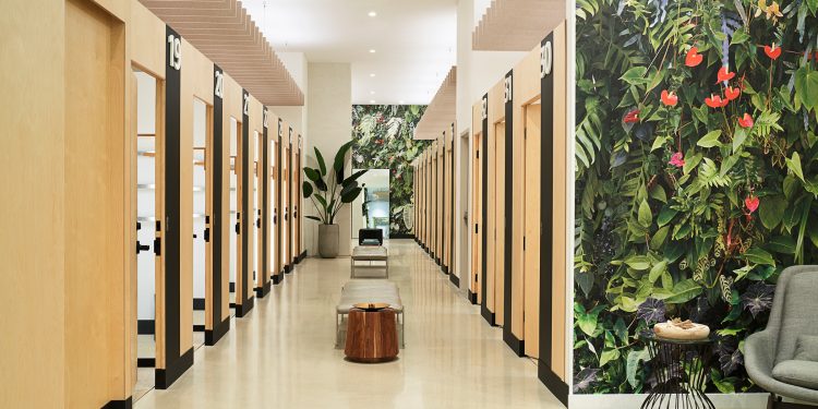amazon-partners-with-snap-for-ar-fashion-experience-–-charged-retail