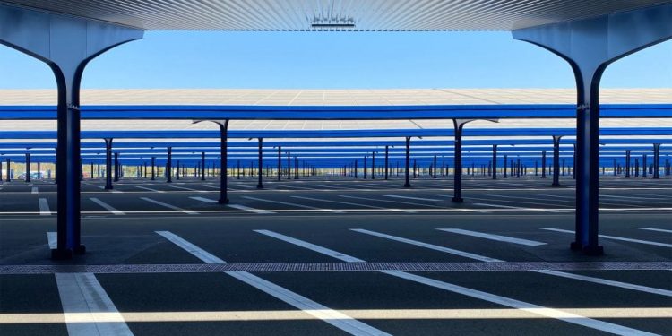 solar-panels-to-cover-all-large-car-parks-in-france-under-new-mandate-–-dezeen