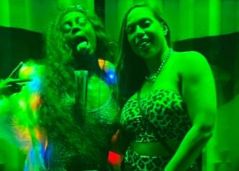 naomi-hangs-out-with-elektra-lopez-–-ringside-news