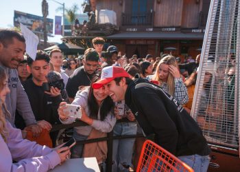 exclusive:-pizza-pandemonium-on-sunset-as-youtube-star's-parlor-debuts