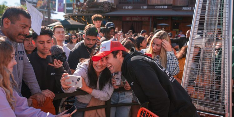 exclusive:-pizza-pandemonium-on-sunset-as-youtube-star's-parlor-debuts