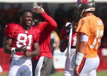 nas.-antonio-brown-posts-fake-photoshop-nude-gisele-bundchen-on-snapchat-amid-…-–-bossip