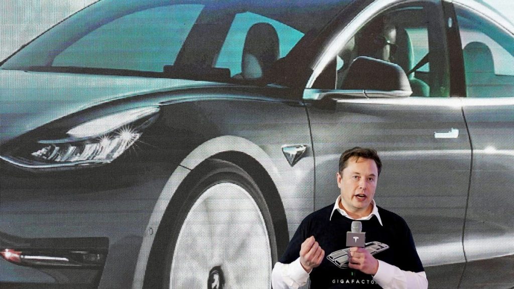 is-tesla's-stock-crashing-because-elon-musk-is-distracted-by-twitter?-–-quartz