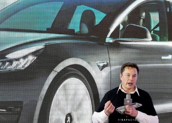is-tesla's-stock-crashing-because-elon-musk-is-distracted-by-twitter?-–-quartz