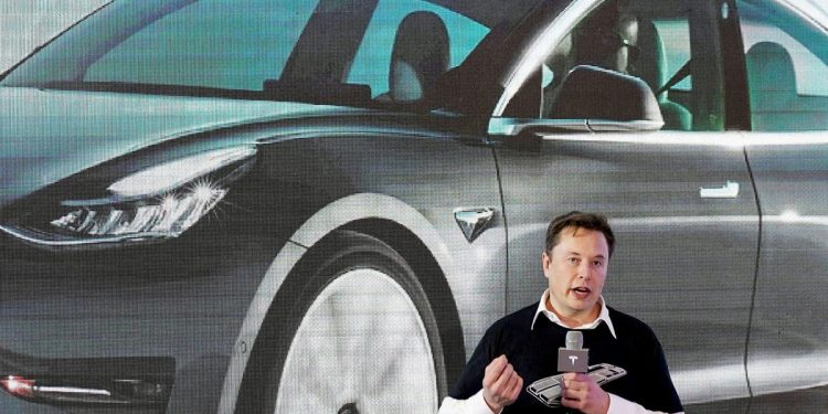 is-tesla's-stock-crashing-because-elon-musk-is-distracted-by-twitter?-–-quartz