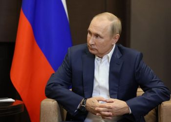 'critically-ill'-vladimir-putin's-feet-appear-to-twitch-during-meeting-amid-rumors-of-parkinson's