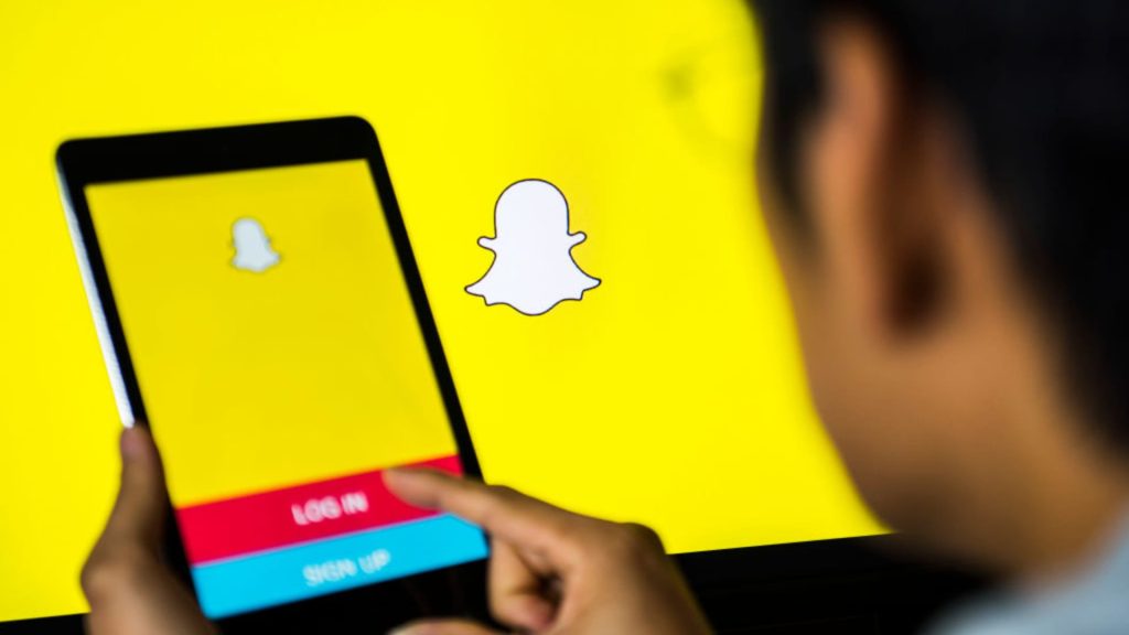 how-to-reverse-a-video-on-snapchat-–-techpluto