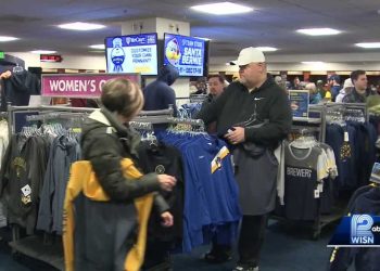 hundreds-of-milwaukee-brewers-fans-show-out-to-annual-clubhouse-sale-–-wisn