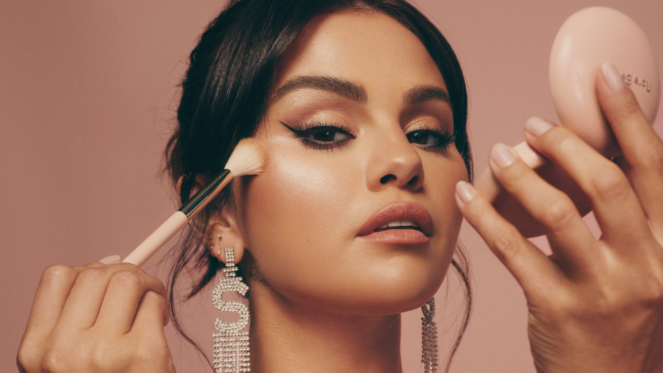 rare-beauty-launched-its-first-powder-highlighter-and-tiktokers-are-calling-it-“blinding”