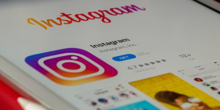 instagram's-new-notes-and-candid-features-are-the-latest-to-mimic-rival-social-media-platforms