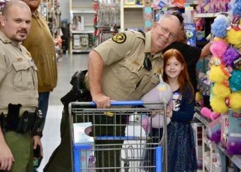 christmas-with-a-cop:-hcso-treats-30-children-to-$150-walmart-shopping-spree
