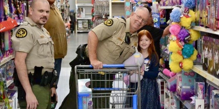 christmas-with-a-cop:-hcso-treats-30-children-to-$150-walmart-shopping-spree