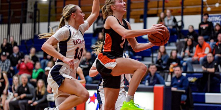 final:-kaukauna-defeats-hortonville-in-girls'-basketball-to-remain-undefeated