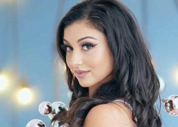 arianna-grace-gets-into-the-holiday-spirit-with-cheeky-white-lingerie-photo-drop