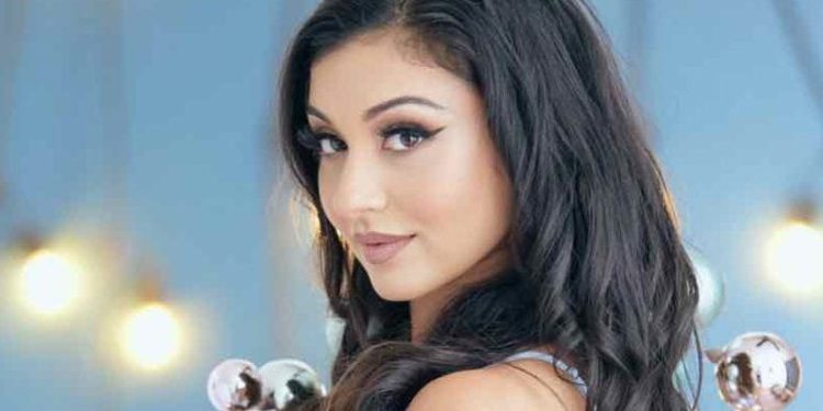 arianna-grace-gets-into-the-holiday-spirit-with-cheeky-white-lingerie-photo-drop