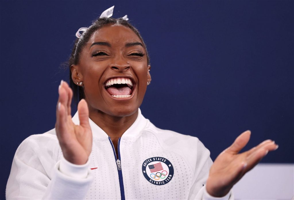 “thinks-i'm-a-jungle-gym”:-simone-biles-shares-adorable-video-with-her-family