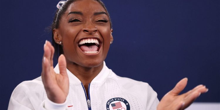 “thinks-i'm-a-jungle-gym”:-simone-biles-shares-adorable-video-with-her-family
