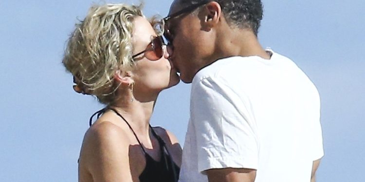 amy-robach-reactivates-instagram-as-pics-of-kiss-with-tj-holmes-surface-–-people.com