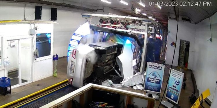 video-shows-driver-crash,-flip-over-inside-car-wash-–-cnn