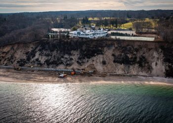 $3.75m-grant-to-help-slow-erosion-of-a-steep-bluff-at-village-owned-port-jefferson-country-club
