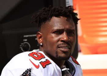 antonio-brown-reacts-to-getting-banned-on-snapchat-for-leaking-explicit-photos-of-…-–-brobible