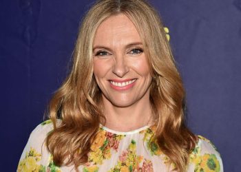 toni-collette-resurfaces-on-instagram-in-rare-photo-with-'dear-friend'-after-marriage-split