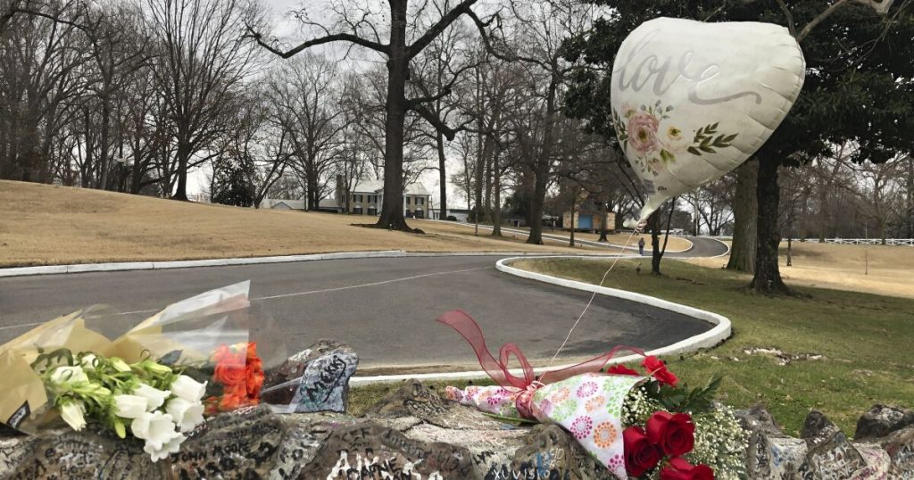 priscilla-presley-and-axl-rose-honor-lisa-marie-presley-at-graceland-memorial-service