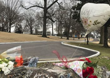 priscilla-presley-and-axl-rose-honor-lisa-marie-presley-at-graceland-memorial-service