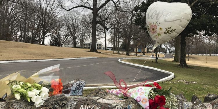 priscilla-presley-and-axl-rose-honor-lisa-marie-presley-at-graceland-memorial-service