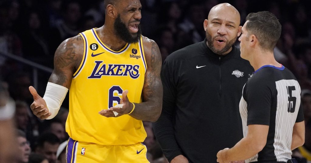 twitter-crushes-refs-for-missing-jayson-tatum's-foul-on-lebron-james-in-lakers'-loss