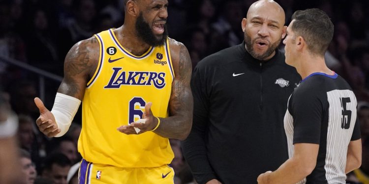 twitter-crushes-refs-for-missing-jayson-tatum's-foul-on-lebron-james-in-lakers'-loss