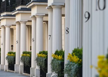 london's-luxury-home-sellers-turn-to-whatsapp-as-private-sales-surge-–-cnbc