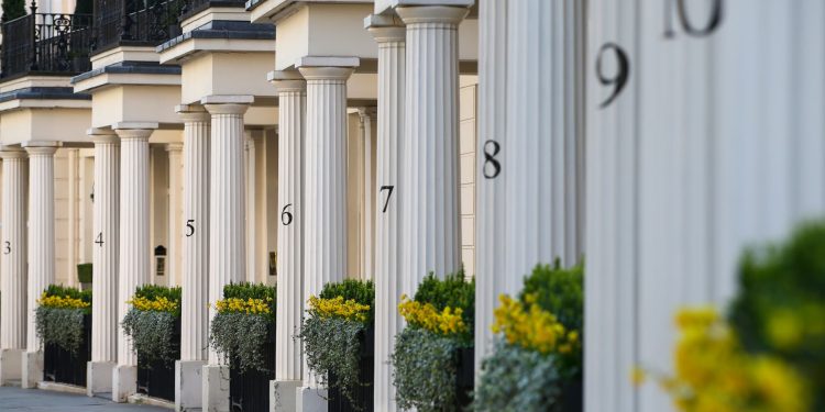 london's-luxury-home-sellers-turn-to-whatsapp-as-private-sales-surge-–-cnbc