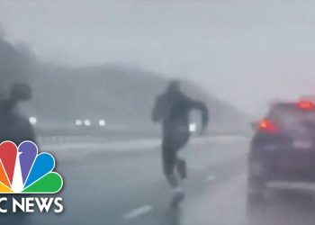 watch:-massachusetts-man-runs-across-traffic-to-save-driver-in-distress-–-youtube