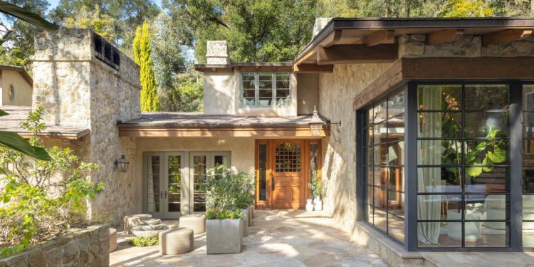 jennifer-lopez-selling-bel-air-estate-for-$42.5-million-–-the-hollywood-reporter