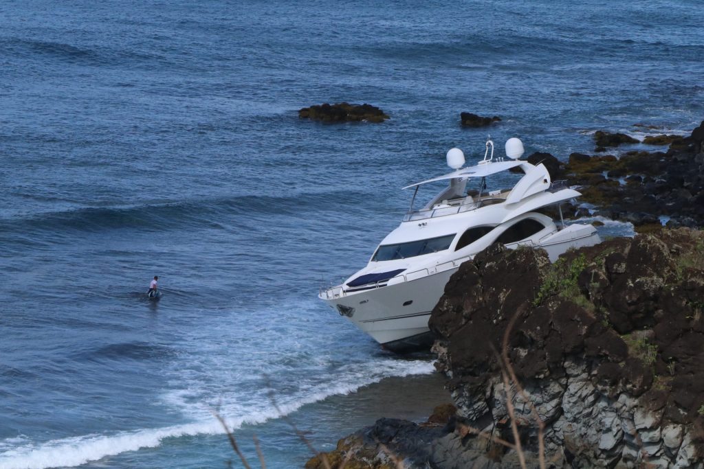 02/26/23-–-first-attempt-to-free-grounded-super-yacht-set-for-late-afternoon
