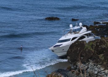 02/26/23-–-first-attempt-to-free-grounded-super-yacht-set-for-late-afternoon