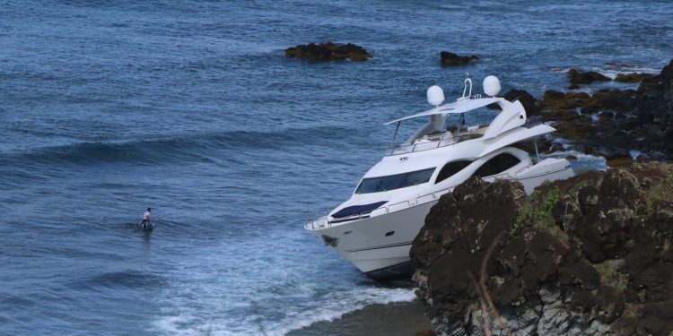 02/26/23-–-first-attempt-to-free-grounded-super-yacht-set-for-late-afternoon