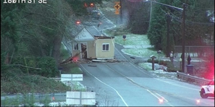 lose-a-shed?-sheriff's-office-seeks-truck-driver-that-lost-load-on-snohomish-county-road
