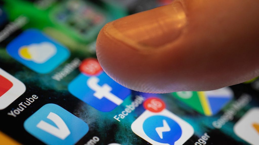 meta-tests-reuniting-facebook-and-messenger-apps-amid-competition-with-tiktok